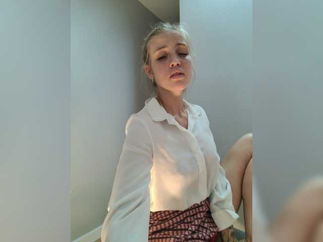 צילומי מסך משודרים LEILA-ANGELL