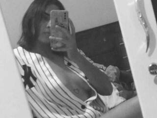 צ'אט וידאו ארוטי adara-orson