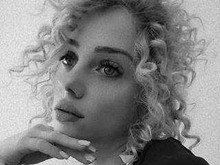 צ'אט וידאו ארוטי AdeleKya