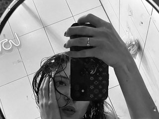 צ'אט וידאו ארוטי Adri-curly