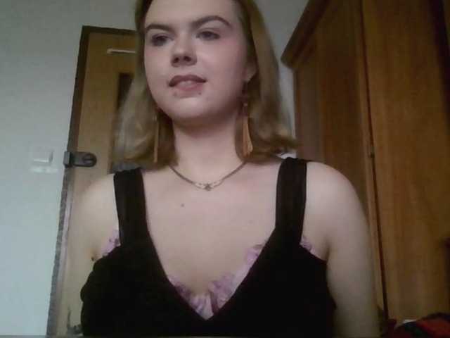 תמונות AileenGold #babe #sexy #hot #college #fetish #femdom #lingerie #bigtits #piercing