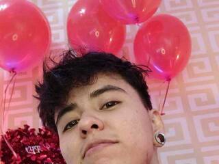 צ'אט וידאו ארוטי AndyFtm11x