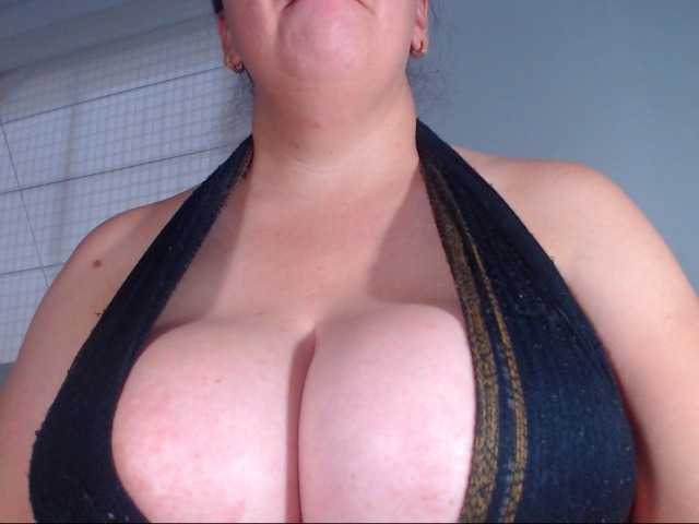 תמונות Bigtetiana woman latine with big tits and ass very horny wait for u .... come on my roomm ... for have good time naked tits, oil, titfuck and simulation of cum on them for 220 tkn