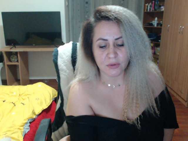 תמונות BlondeElla 1000 tokens who want me and love me