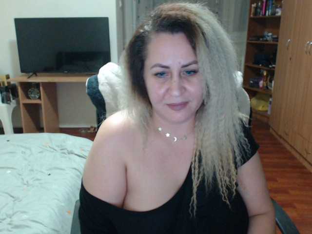 תמונות BlondeElla 1000 tokens who want me and love me