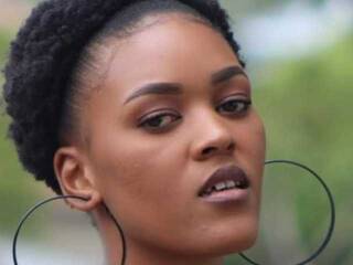 צ'אט וידאו ארוטי Carry-Brie