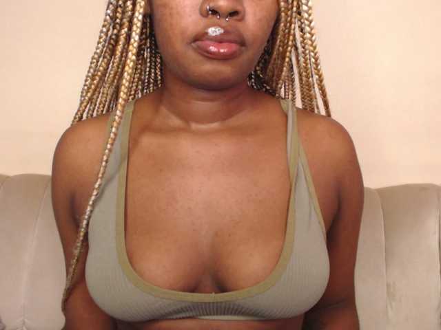 צילומי מסך משודרים Curvyblaire18