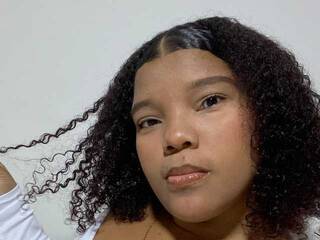 צ'אט וידאו ארוטי DayanRoux