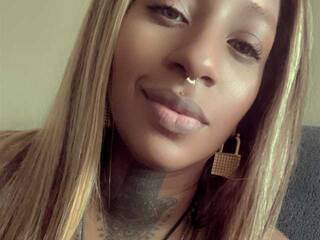 צ'אט וידאו ארוטי DomCherrired