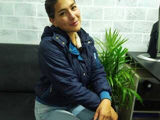 צ'אט וידאו ארוטי emili-mac