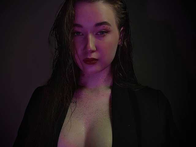תמונה של הפרופיל emilia-edwrds