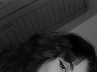 צ'אט וידאו ארוטי Emyli-rousse-