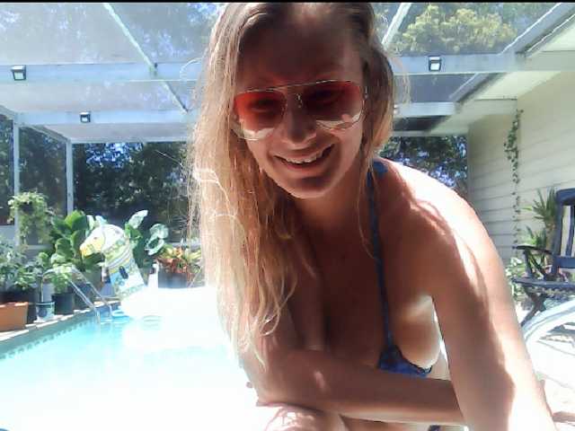 תמונות GamerQueen HAI Lush on Lets play @Goal Topless dance and Jump in pool 1960