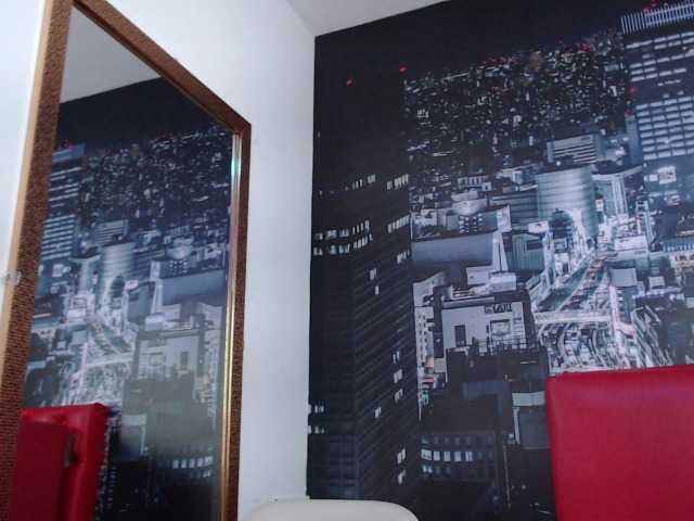 תמונות hailyscot hello welcome to my living room #IamColombian #21years #brunette #longhair #naturalbody #single #height1.58 my god # blackeyes #smalltits