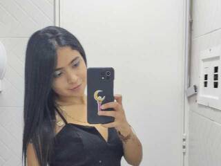 צ'אט וידאו ארוטי HelenaCyrus