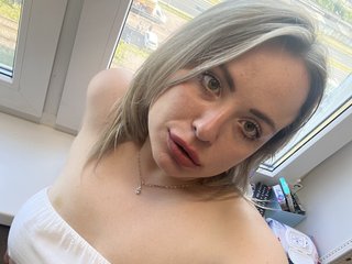 צ'אט וידאו ארוטי HollyDoll
