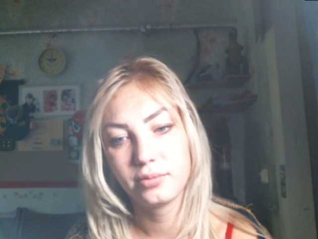 תמונות HotCarmin Hi guys, i love to play love to dance... if you like slim blond .I do a show , 5 min for 500 tokens