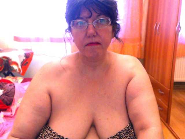 צילומי מסך משודרים HugeTitsXXX