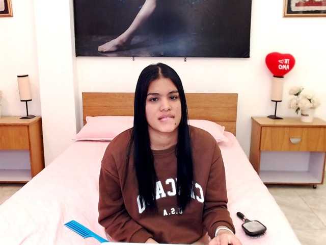 תמונות KendraAndMishel Hello my loves, welcome everyone to my room, I hope we can play really well and you give me lots of tips.