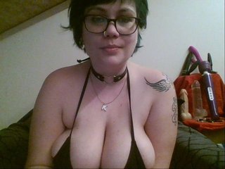 תמונות KendraCam HUGE TITS!! Smoking curvy geeky gamer girl! (ENG/NL/FR)