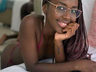 צ'אט וידאו ארוטי kynleeblackdo