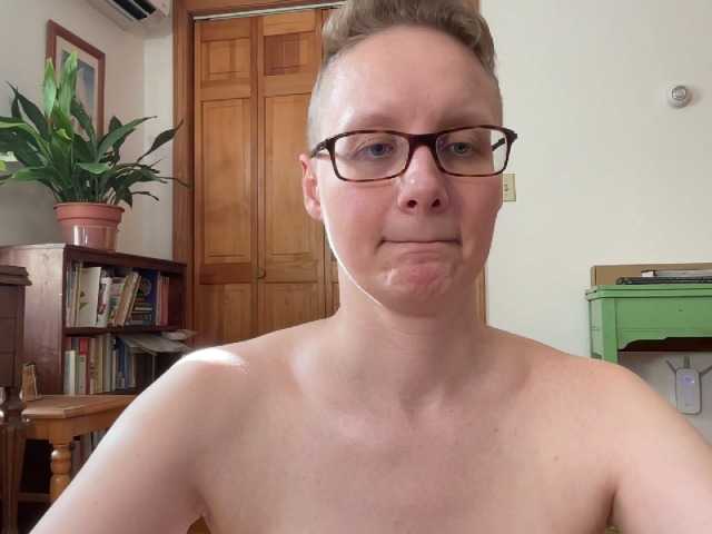 תמונות LeahWilde Topless yoga with LUSH in!- keep in mind lurkers will be banned.