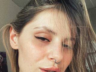 צ'אט וידאו ארוטי LilKatana