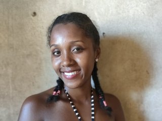 צ'אט וידאו ארוטי Lillteblackgirl