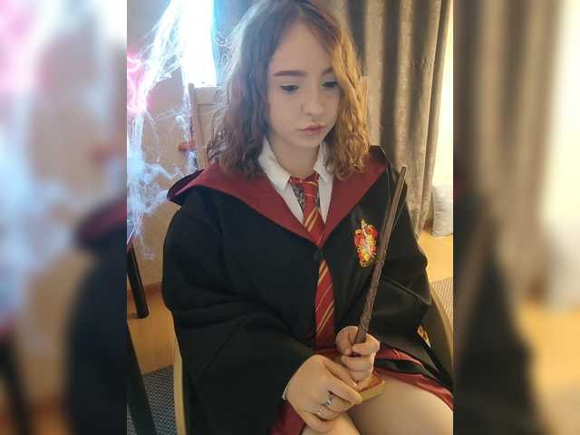 תמונות LittleDelora Welcome to my Hogwarts, this Halloween I will be dressed as Hermione with a wand that shoots fire. Come in and we’ll learn spells together) P.S. I’m only a 1st year student @total countdown @sofar collected @remain left until the show starts!