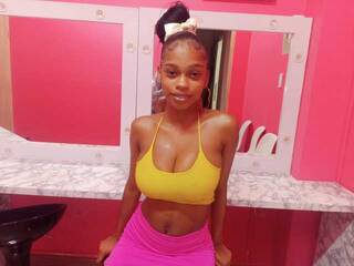 צ'אט וידאו ארוטי littleebonymommy