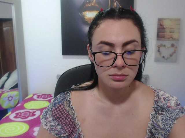 תמונות MeganEiffel I have a vibrator in my pussy that vibrates with tokens