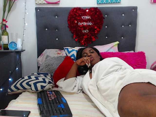 תמונות miagracee Welcome to my room everybody! i am a #beautiful #ebony #girl. #ready to make u #cum as much as you can on #pvt. #sexy #mature #colombian #latina #bigass #bigboobs #anal. My #lovense is #on! #CAM2CAM #CUMSHOW GOAL