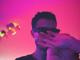 צ'אט וידאו ארוטי MidnightNeons