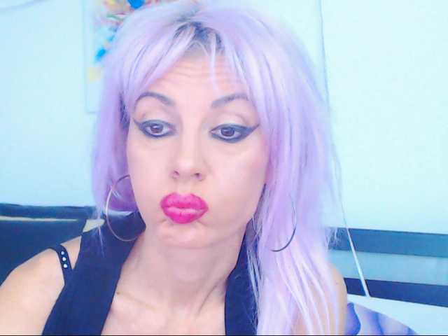 תמונות HoneyLara #show you appreciation by tipping#dirty talk#facesitting#worship me#sph#strapon#atm#blow job#heels#feet#