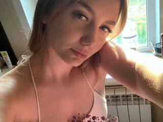 צ'אט וידאו ארוטי moni-cartier