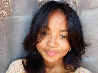 צ'אט וידאו ארוטי Nickylouama