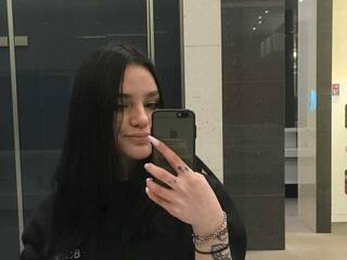 צ'אט וידאו ארוטי Nika-nona