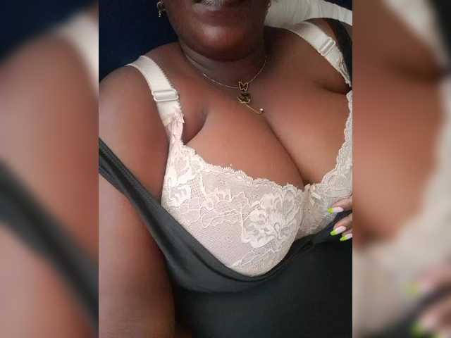 צילומי מסך משודרים Queenbigboobs
