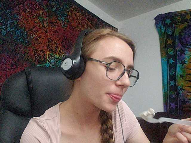 תמונות RachelXXX Chillin and watching some podcasts... say hi and fall in love (and follow me)