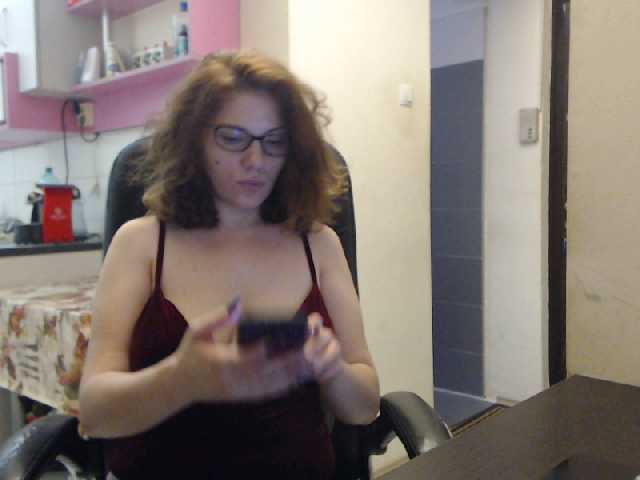 תמונות Red_rose693 5 tok/ PM @Flash Boobs (40)/ Pussy (60)/ Ass (70)/naked(100) Im on period today guys!