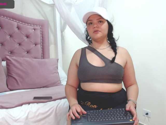 תמונות SharlotteThom hi guys wolcome too my room// show oios 25 tks // spank ass 65 // come and difruta on my naughty side today and willing to play a lot with you!!