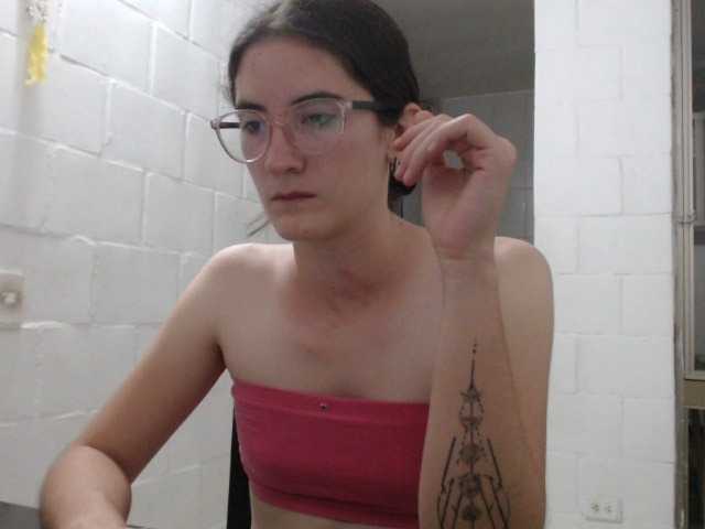 תמונות SophiaHydes play and spit tits, naked all my little body for 10min #pettite #hot #18 #cumforme