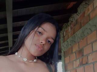 צ'אט וידאו ארוטי Tiny-Annie