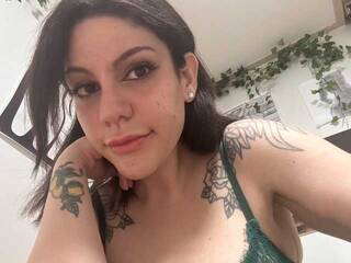 צ'אט וידאו ארוטי Velvet-Berry99