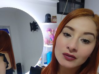 צ'אט וידאו ארוטי violet-adams1