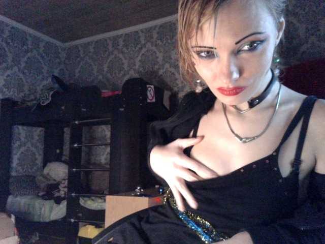 תמונות WildMissNiks Hello my adorable. I am ready to burn passionately in a private show. Waiting for you and invite you.